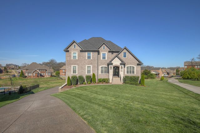 1014 Keeneland Dr, Gallatin, TN 37066