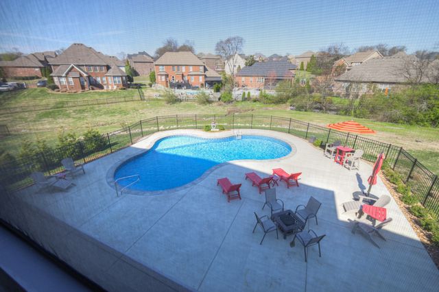 1014 Keeneland Dr, Gallatin, TN 37066