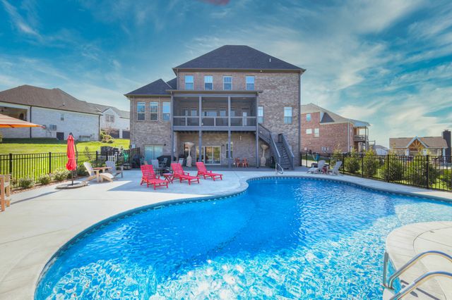 1014 Keeneland Dr, Gallatin, TN 37066