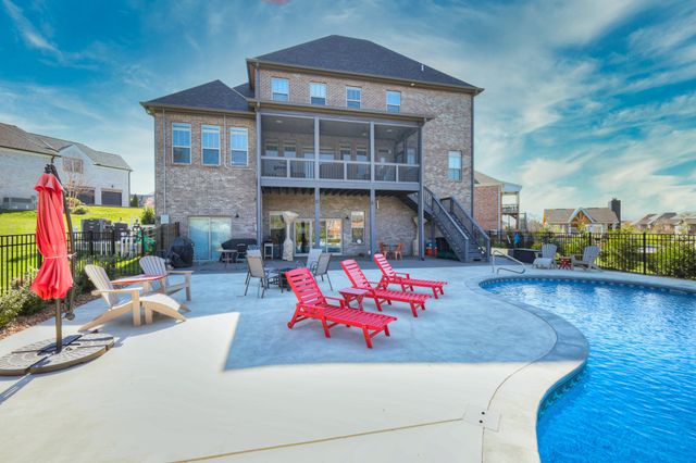 1014 Keeneland Dr, Gallatin, TN 37066