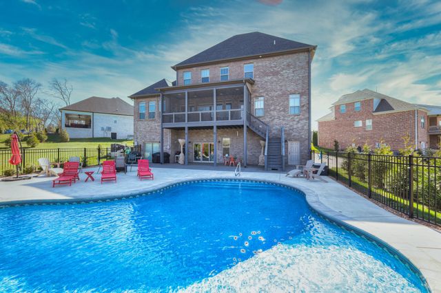 1014 Keeneland Dr, Gallatin, TN 37066