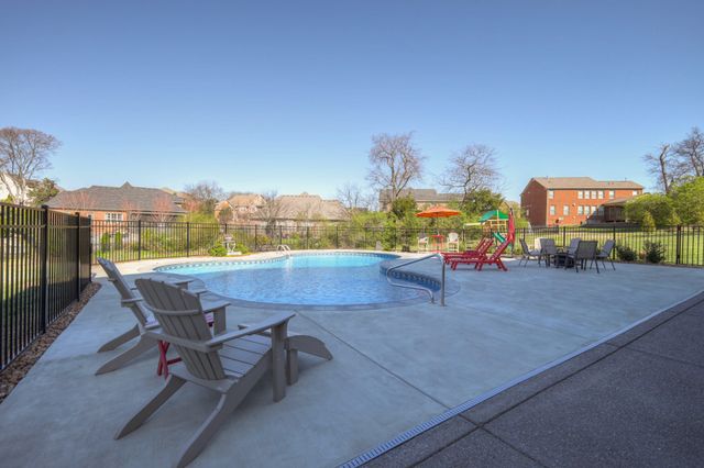 1014 Keeneland Dr, Gallatin, TN 37066