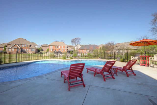 1014 Keeneland Dr, Gallatin, TN 37066