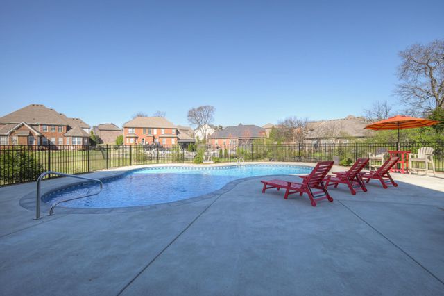 1014 Keeneland Dr, Gallatin, TN 37066