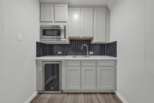 15302 Spring Lake Avenue, Mont Belvieu, TX 77523