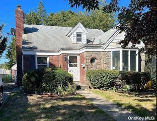 61 Harris Avenue, Hewlett, NY 11557