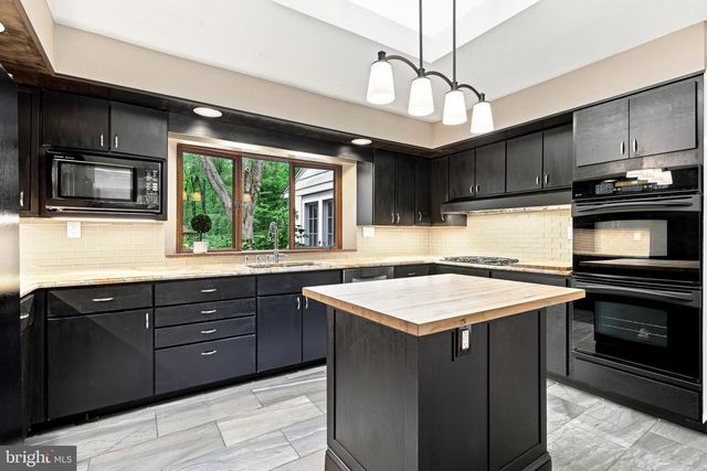 14 LAUREL CIR, Malvern, PA 19355
