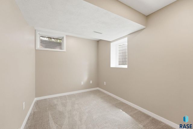 3312 S Steven Cir Circle, Sioux Falls, SD 57106