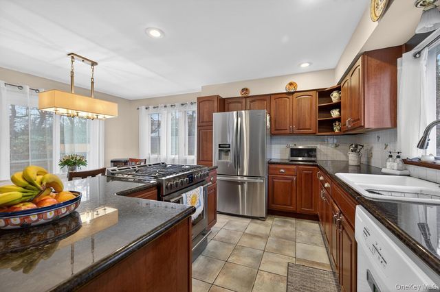 14 Oak Point Drive S, Bayville, NY 11709