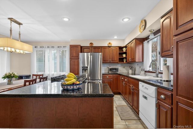 14 Oak Point Drive S, Bayville, NY 11709