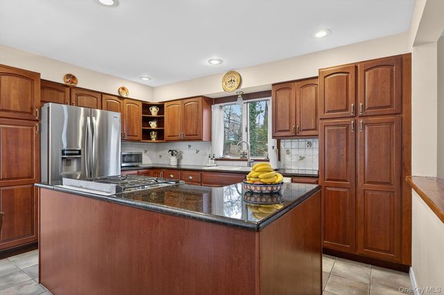 14 Oak Point Drive S, Bayville, NY 11709