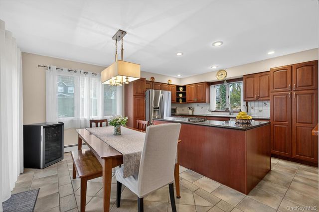 14 Oak Point Drive S, Bayville, NY 11709