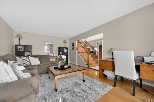 14 Oak Point Drive S, Bayville, NY 11709