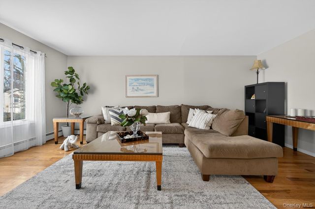 14 Oak Point Drive S, Bayville, NY 11709