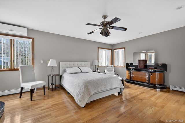 14 Oak Point Drive S, Bayville, NY 11709