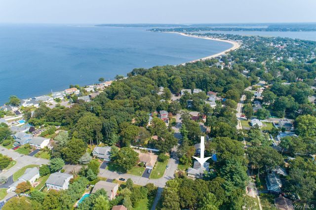 14 Oak Point Drive S, Bayville, NY 11709