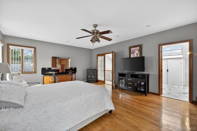 14 Oak Point Drive S, Bayville, NY 11709