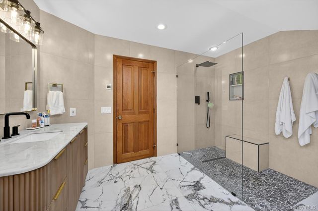 14 Oak Point Drive S, Bayville, NY 11709