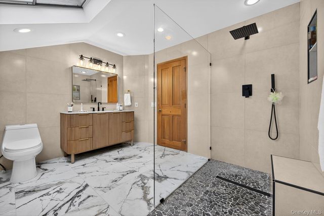 14 Oak Point Drive S, Bayville, NY 11709