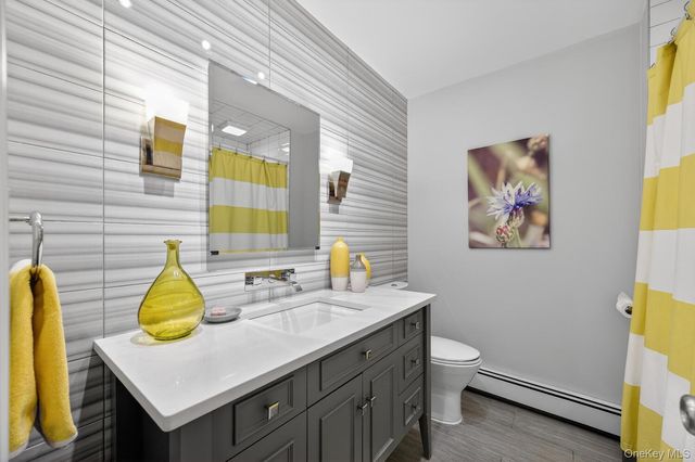 14 Oak Point Drive S, Bayville, NY 11709