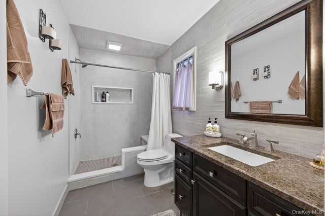 14 Oak Point Drive S, Bayville, NY 11709