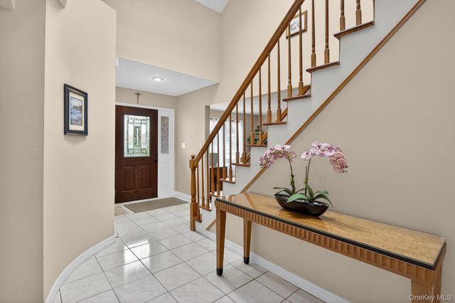 14 Oak Point Drive S, Bayville, NY 11709