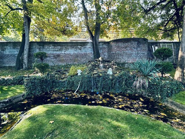 14 Oak Point Drive S, Bayville, NY 11709