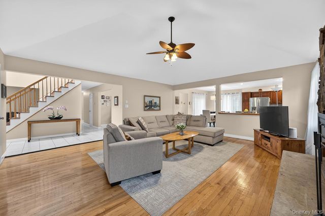 14 Oak Point Drive S, Bayville, NY 11709