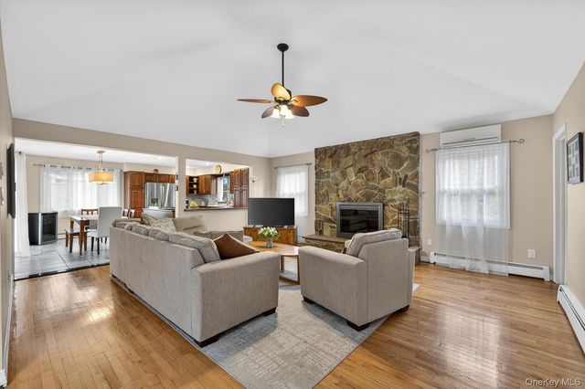 14 Oak Point Drive S, Bayville, NY 11709