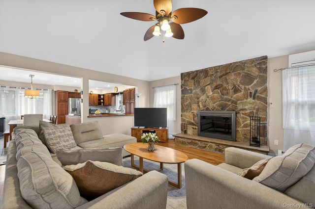 14 Oak Point Drive S, Bayville, NY 11709