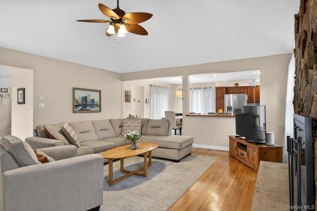 14 Oak Point Drive S, Bayville, NY 11709