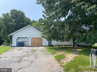 10 NEWARK CIR, Dover, DE 19904