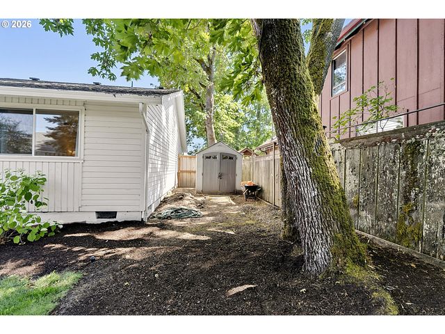 1633 HOLLY Ave, Eugene, OR 97408