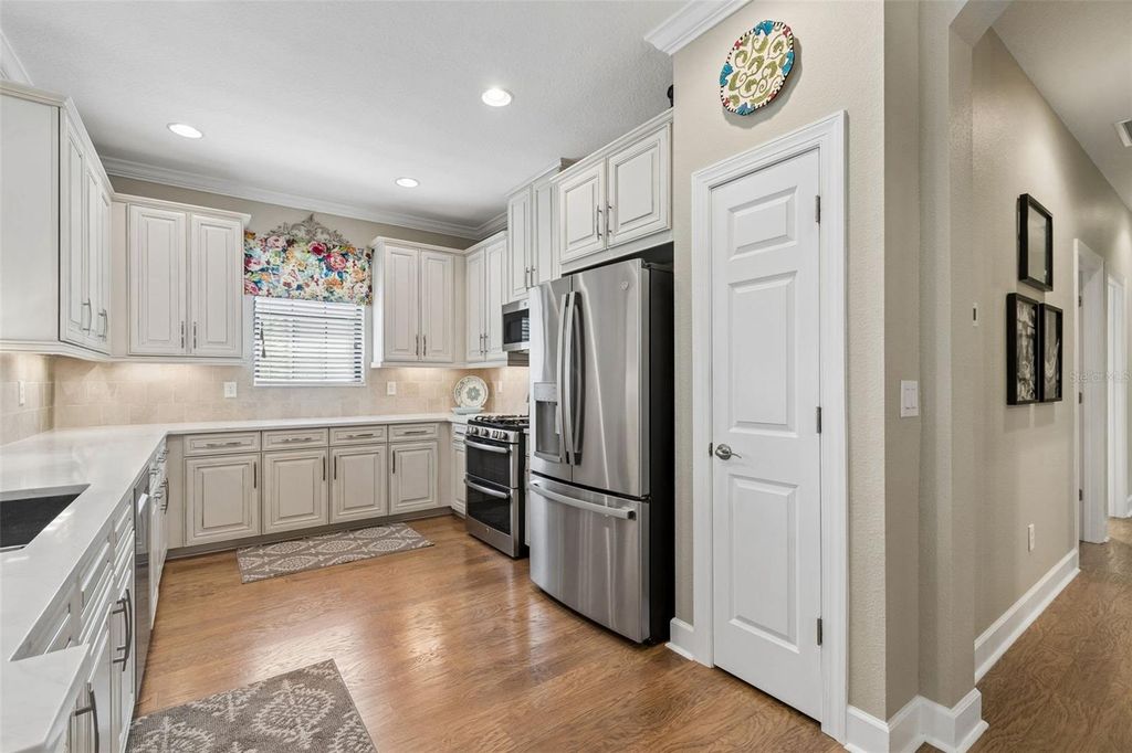 Image 31 of property listing at 5830 CAVANO DRIVE, Sarasota, FL 34231