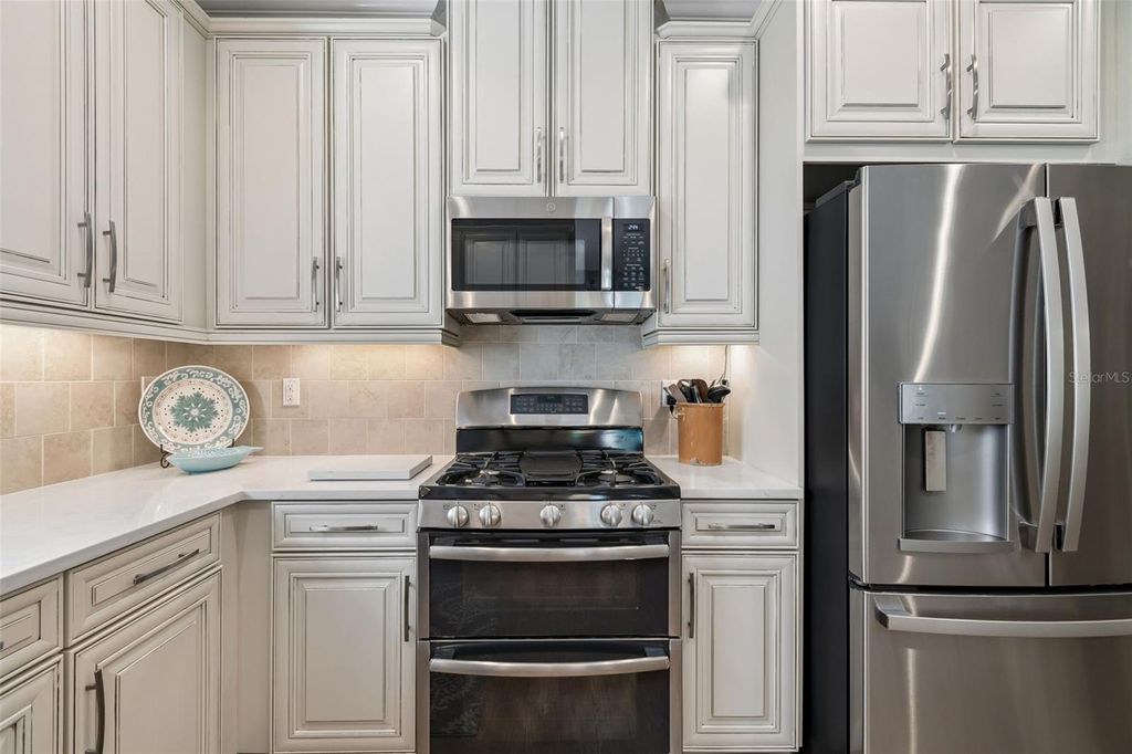 Image 33 of property listing at 5830 CAVANO DRIVE, Sarasota, FL 34231