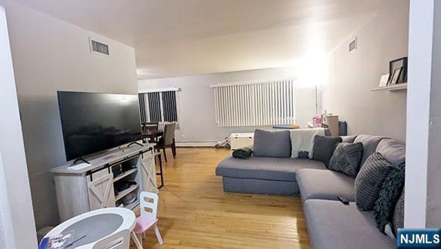 33 William Street, Wallington, NJ 07057