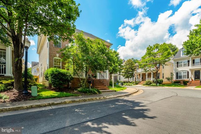 9776 MAPLE TRACE CIR, Fairfax, VA 22032