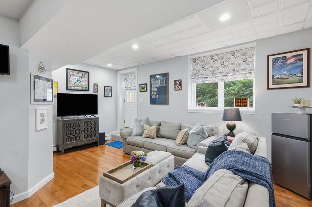 9 Tapley Rd, Lynnfield, MA 01940