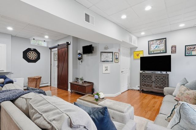 9 Tapley Rd, Lynnfield, MA 01940