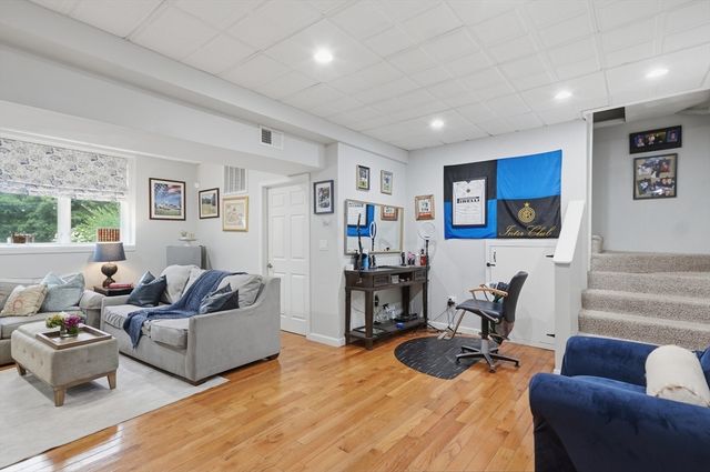 9 Tapley Rd, Lynnfield, MA 01940