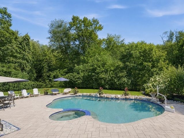 9 Tapley Rd, Lynnfield, MA 01940