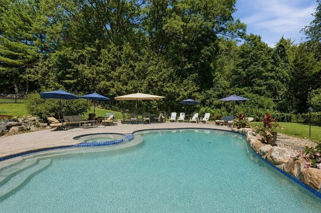 9 Tapley Rd, Lynnfield, MA 01940