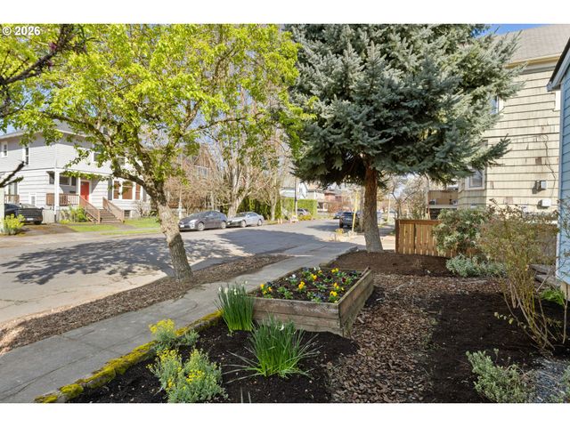 1703 Se CLINTON St, Portland, OR 97202