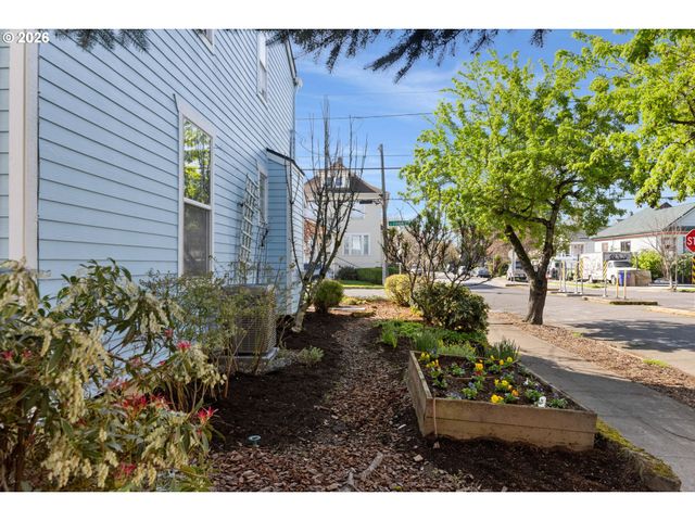 1703 Se CLINTON St, Portland, OR 97202