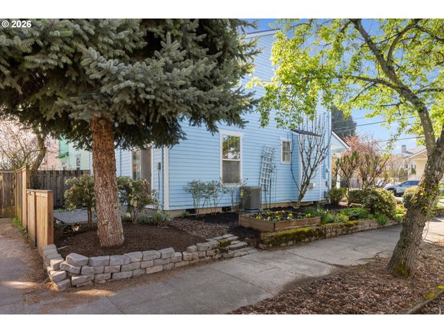 1703 Se CLINTON St, Portland, OR 97202