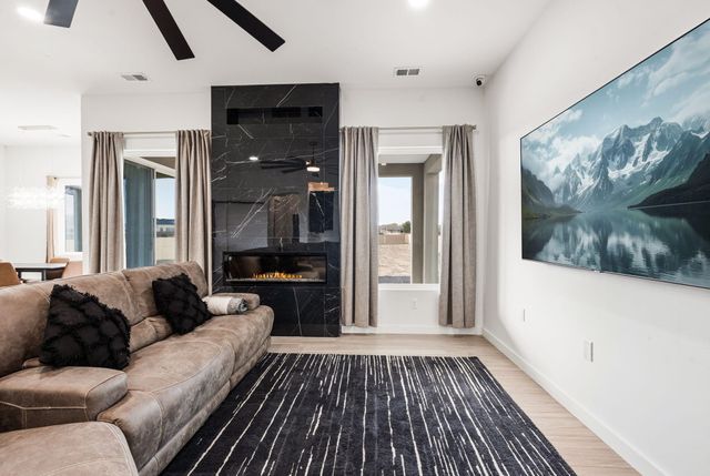 513 6th Street NE, Rio Rancho, NM 87124