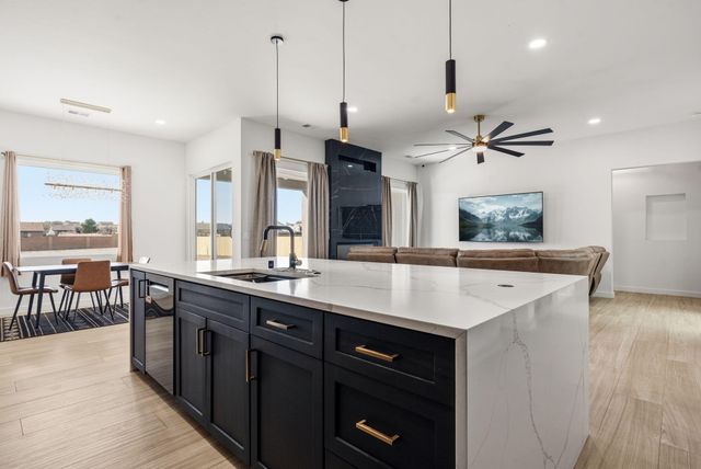 513 6th Street NE, Rio Rancho, NM 87124