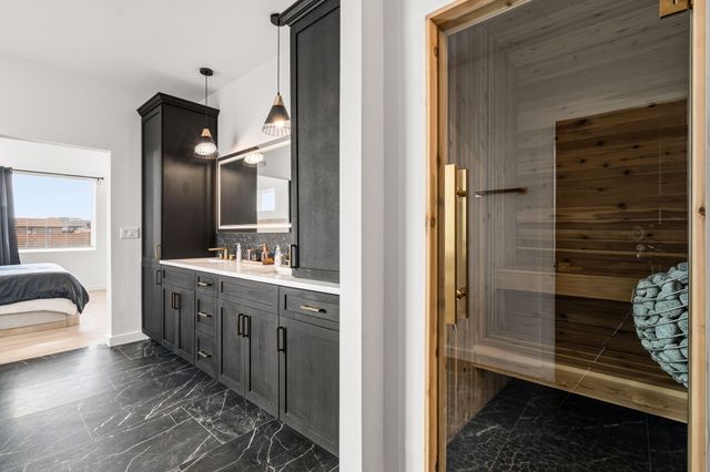 513 6th Street NE, Rio Rancho, NM 87124