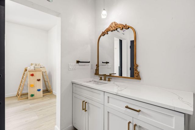 513 6th Street NE, Rio Rancho, NM 87124