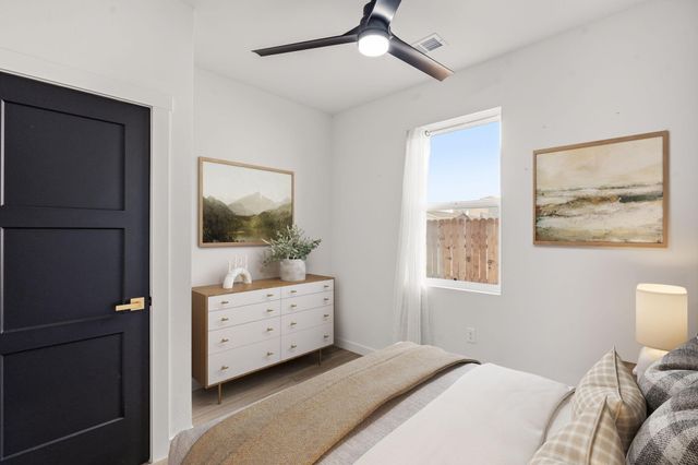 513 6th Street NE, Rio Rancho, NM 87124